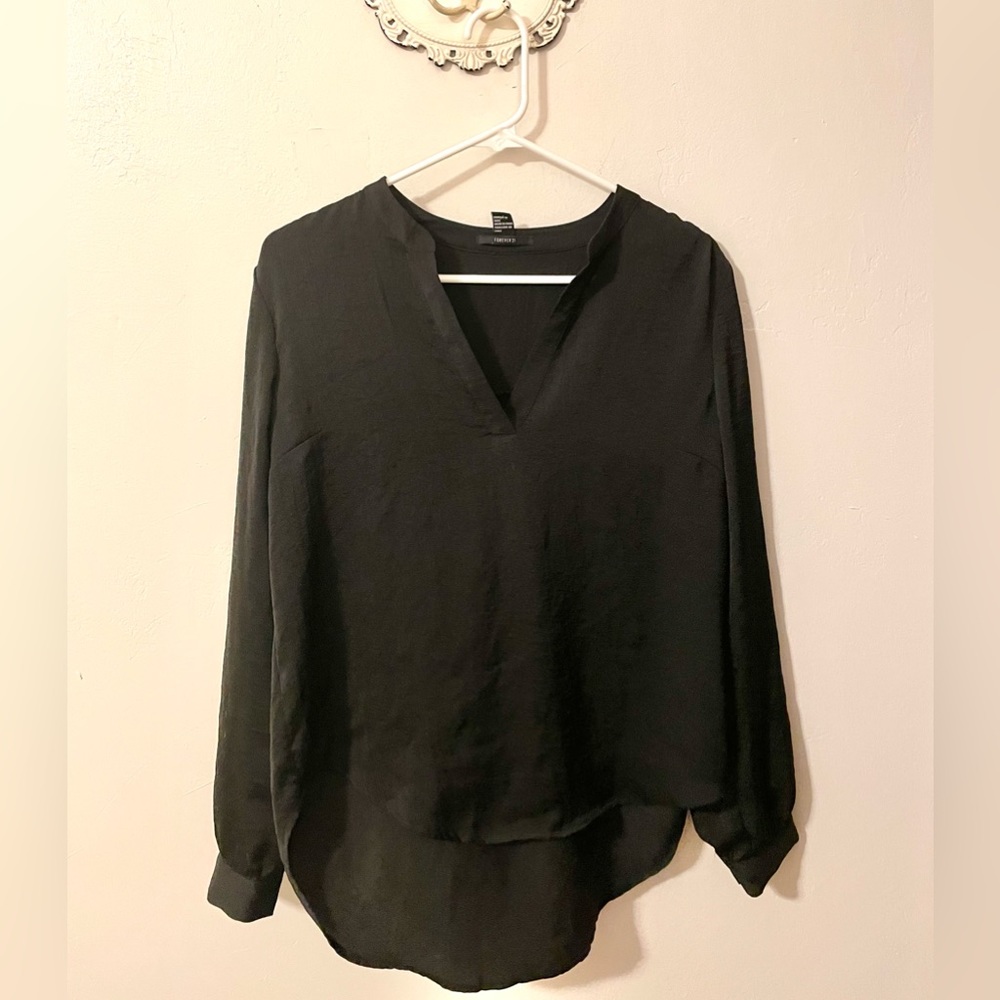 Women's size M Forever 21 high low v-neck blouse